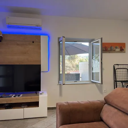 Cosy Close To Lapad Promenade And דירה