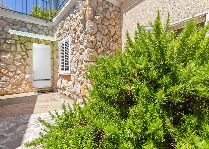 Cosy Close To Lapad Promenade And شقة